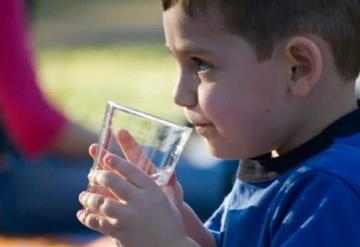 ¿Qué cantidad de agua deben beber los niños?