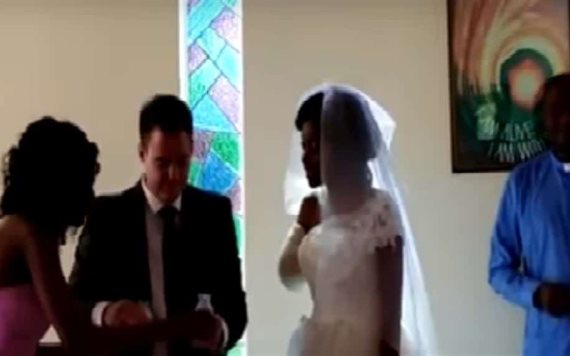 Un cocodrilo le arrancó el brazo días antes de su boda, pero eso no fue impedimento