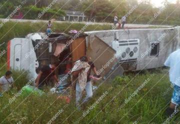 Camión de la UJAT volcó sobre la vía Cárdenas-Coatzacoalcos; deja 15 lesionados