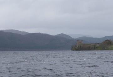 Una niña filma a una misteriosa criatura brillante en el lago Ness