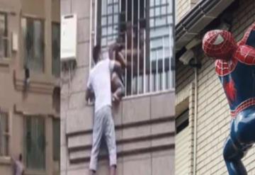 Dos hombres araña trepan cuatro pisos para salvar a un niño que estaba a punto de caerse