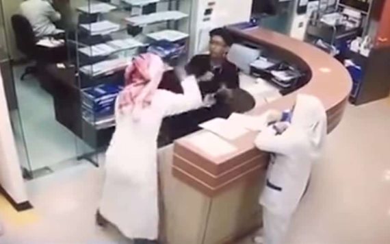 Video: Paciente apuñala a enfermero