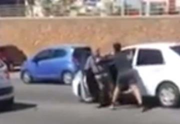 Video: Joven golpea brutalmente a un adulto mayor