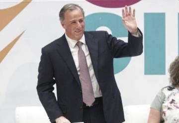 José Antonio Meade bromea por foto donde casi cae en Tercera Cumbre Ciudadana