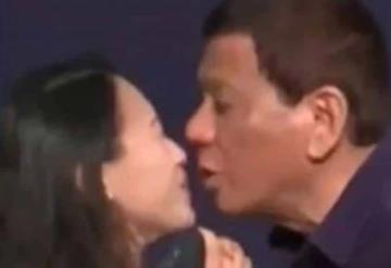 Video: Presidente de Filipinas obliga a mujer a que lo bese en la boca