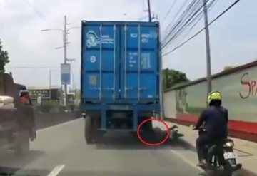 Camión aplasta la cabeza de motociclista y ¡vive para contarlo!