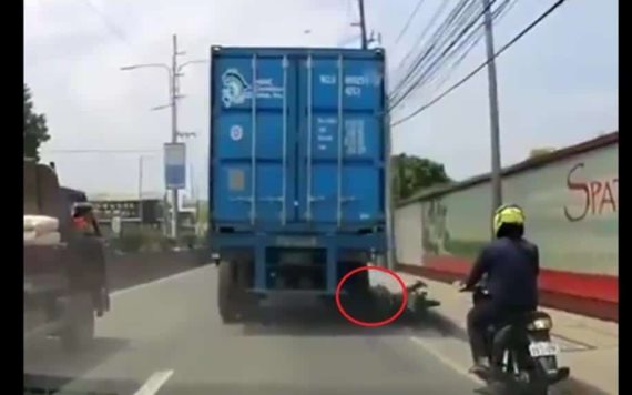 Camión aplasta la cabeza de motociclista y ¡vive para contarlo!