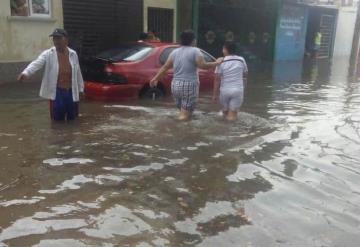 Sorprende lluvia a villahermosinos