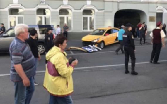 VIDEO: Taxi en Moscú atropella aficionados  mexicanos