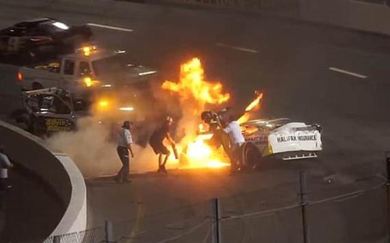 Video: Padre rescata a su hijo de auto de carreras incendiándose