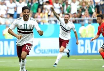 Con camiseta mojada, Celia Lora celebra gol de Carlos Vela