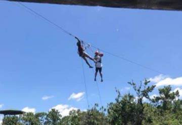 VÍDEO: Padre e hijo quedan atascados en una tirolesa sobre un estanque lleno de cocodrilos