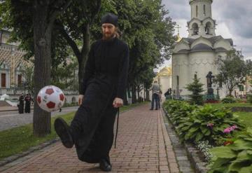 Sacerdote en el Mundial con dinero de feligreses