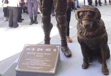 Frida, la perrita rescatista, ya tiene su estatua en Puebla