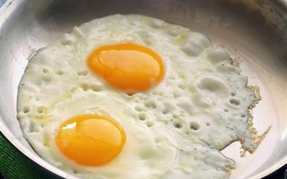 Comer huevo no eleva el colesterol, afirman investigadores