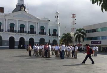 #EnEstosMomentos Se manifiestan en Plaza de Armas socios de taxi plus