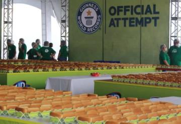 Guadalajara rompen récord Guinness por la línea de hot dogs más larga del mundo