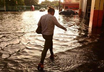 Lluvia impacta calles de la capital