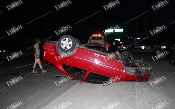 Vuelca automóvil en la carretera Villahermosa - Cárdenas