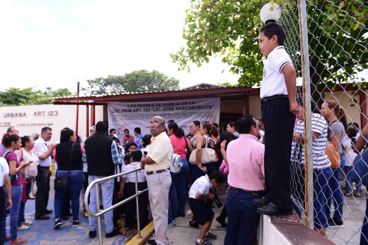 Padres De Familia Protestan En Las Afuera De La Escuela Primaria ...