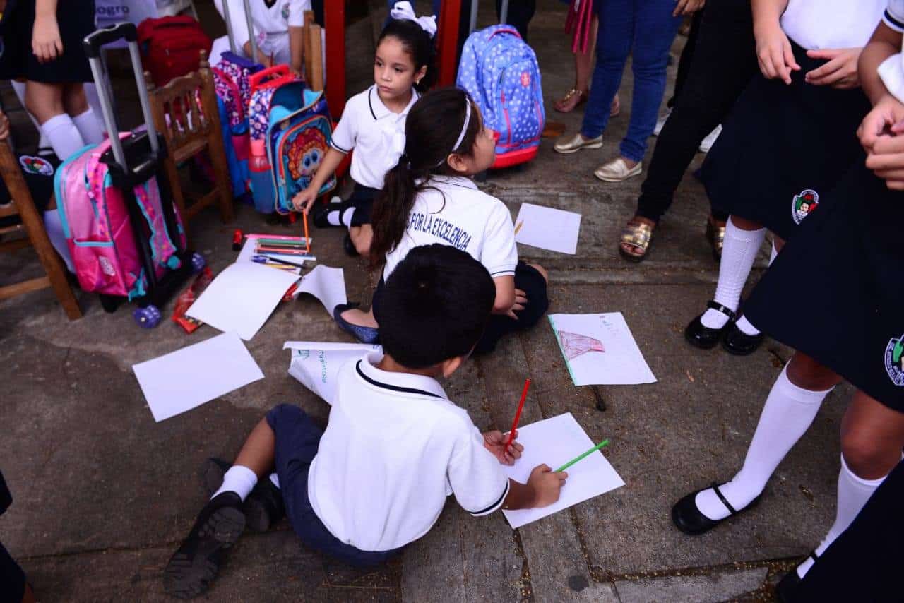 Padres De Familia Protestan En Las Afuera De La Escuela Primaria ...