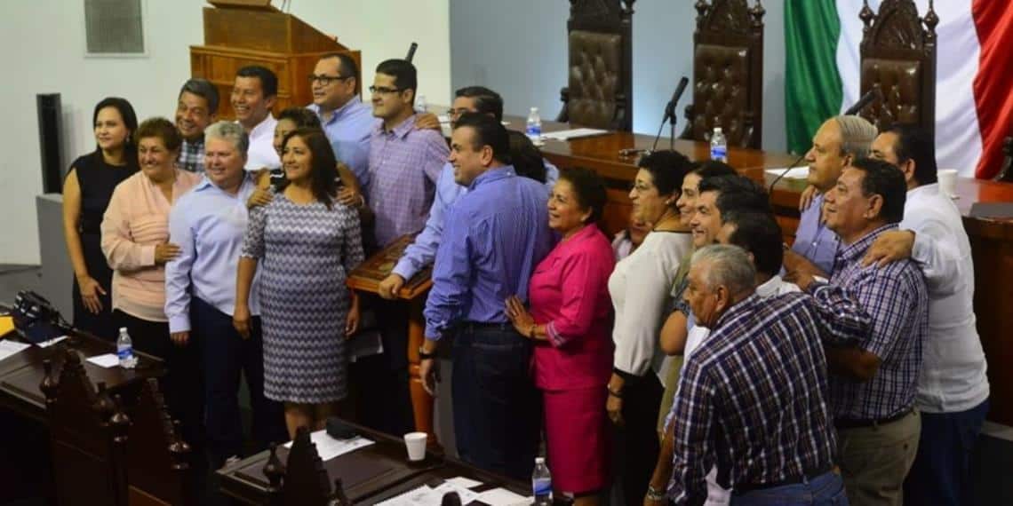 Entre  besos y abrazos se despiden los diputados de la LXII Legislatura