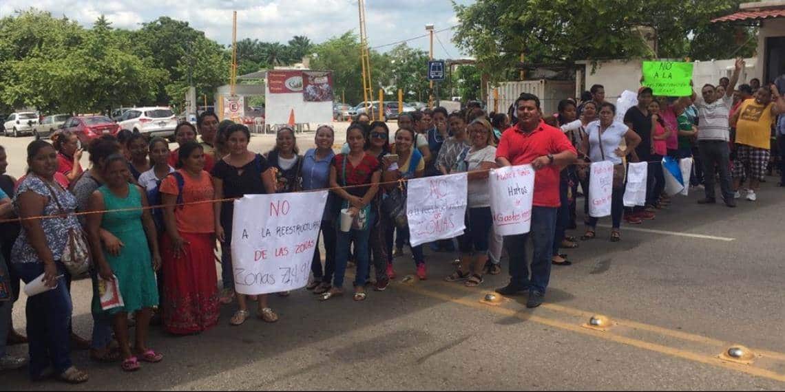 Cerrada la Av. Méndez, se manifiestan maestros en la Secretaría de Educación