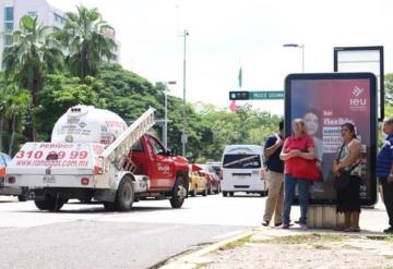 Esperan transporte público bajo el sol ante la falta de casetas y árboles