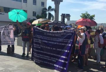 Maestras jubiladas se manifiestan frente a Palacio de Gobierno