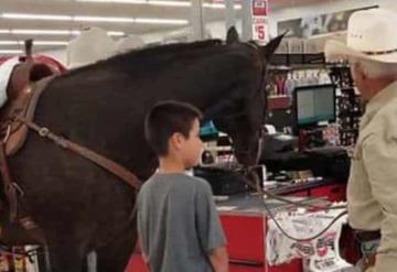 Un vaquero entra con su caballo a una tienda a comprar