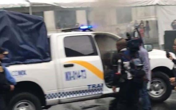 Encapuchados enfrentan a policías en Avenida Juárez; vandalizan patrulla