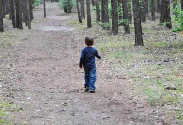 Abandonan a su hijo en el bosque por orinarse