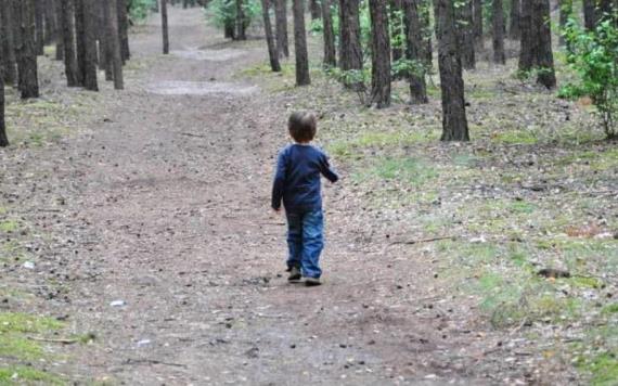 Abandonan a su hijo en el bosque por orinarse
