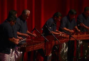 Suenan las marimbas en el Esperanza Iris