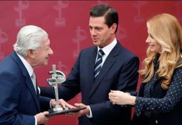 Ignacio López Tarso recibe el premio Luz de Plata de manos de Enrique Peña Nieto