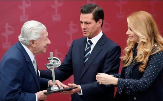 Ignacio López Tarso recibe el premio Luz de Plata de manos de Enrique Peña Nieto