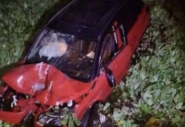 Choca camioneta y va a dar a un pantano en Paraíso