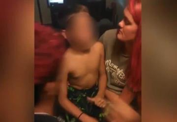 Mujer graba a su hijo de 10 años tatuándose y la arrestan