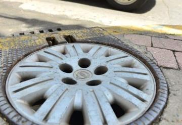 A falta de tapa en alcantarilla, colocan tapón de coche