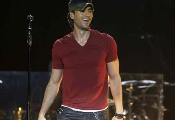 Enrique Iglesias besa apasionadamente a fan en pleno concierto y causa polémica