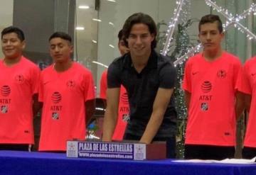 Diego Lainez plasmó sus huellas junto a históricos del deporte