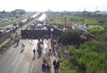 Así se vivió la rapiña a tráiler de Coca- Cola en la carretera Villahermosa - Cárdenas