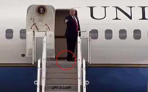 Donald Trump vuela con todo y papel higiénico en el zapato