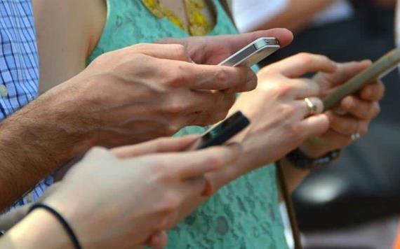 Mexicanos usan el celular para fingir estar ocupados e ignorar personas