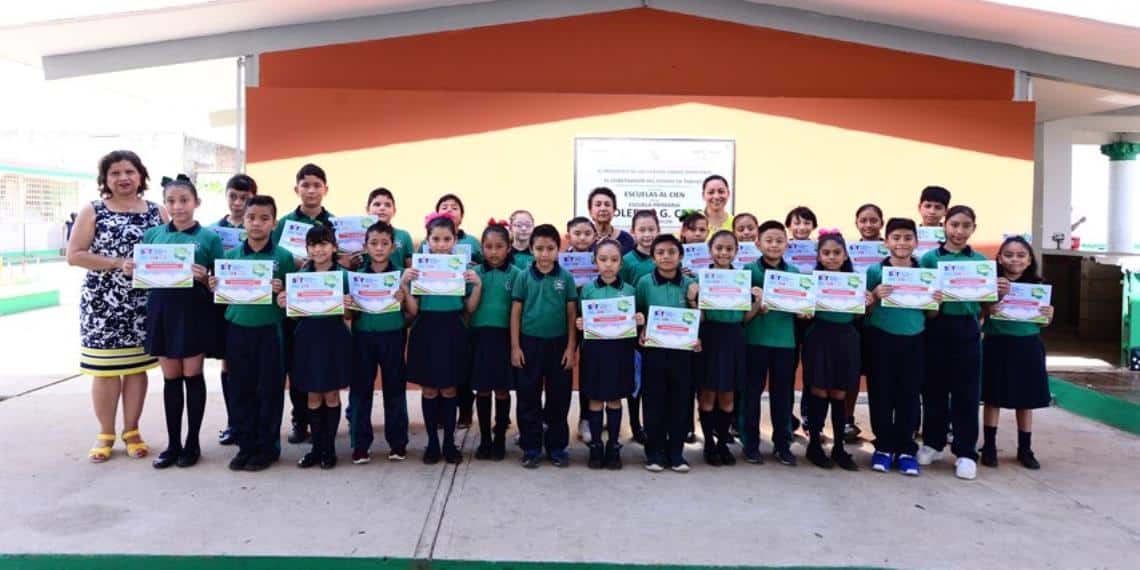 Reconocimientos a participantes del Primer Concurso Estatal de Dibujo Infantil Viva México