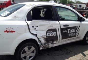 Motociclista se debate entre la vida y la muerte tras colisionar con taxi en periférico Villahermosa