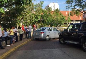 Alumnos y docentes bloquean la calle Vía 1 en Tabasco 2000, exigen pago de becas y contratación