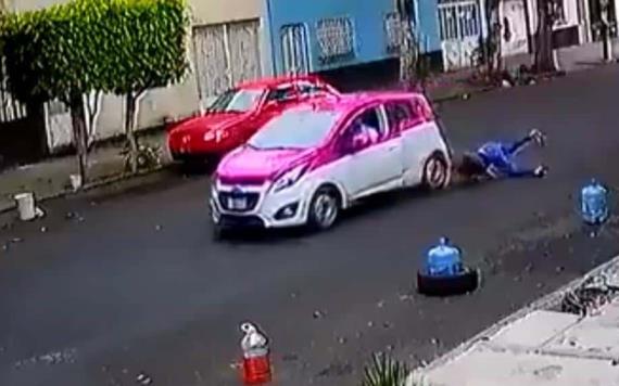 VIDEO: Mujer es arrastrada por un taxista y dejada en el asfalto