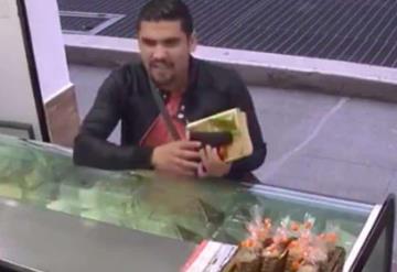 VIDEO: Sujeto asalta panadería con una sonrisa y un arma escondida en una biblia