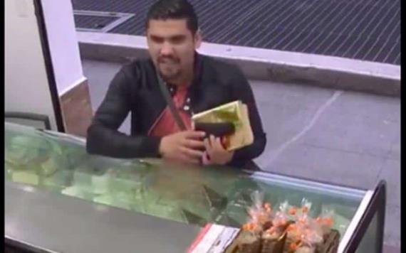 VIDEO: Sujeto asalta panadería con una sonrisa y un arma escondida en una biblia